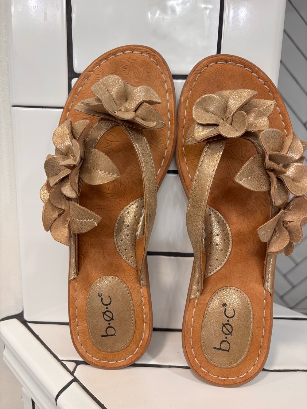 b.o.c. Metallic Gold Floral Thong Sandals - Picture 3 of 7